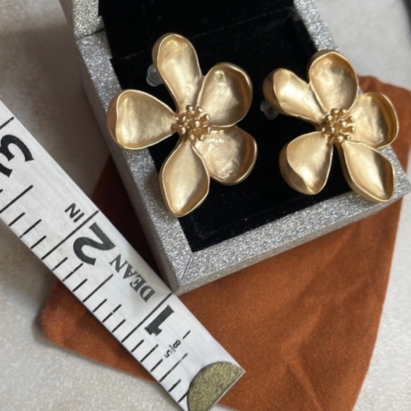 Gold Flower earrings Gold tone matte brushed finish - Picture 11 of 14